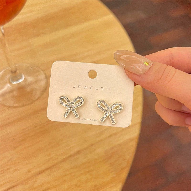 Khuyên tai nơ trắng đính ngọc xinh tươi KA13 Mayconner