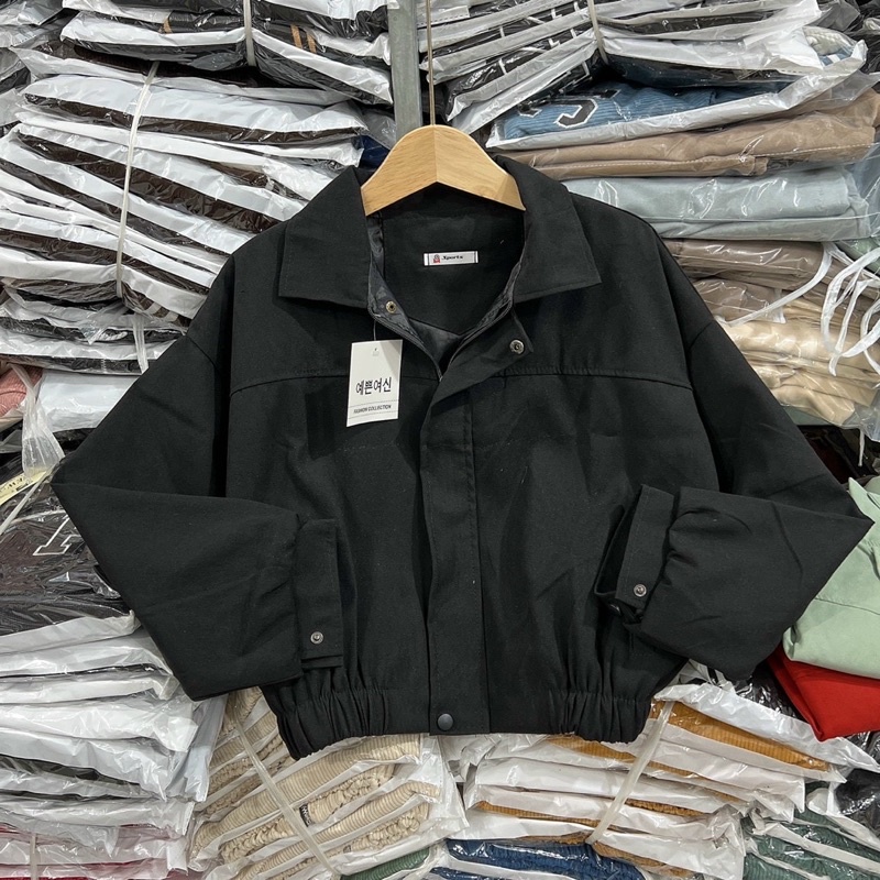 Áo khoác da lộn lót dù lửng phối kéo khoá và nút bấm