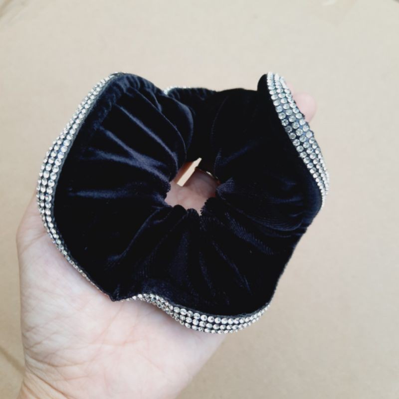 Cột tóc nhung đính soàn 3 hàng màu đen