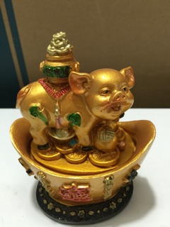 Heo ngồi thỏi vàng