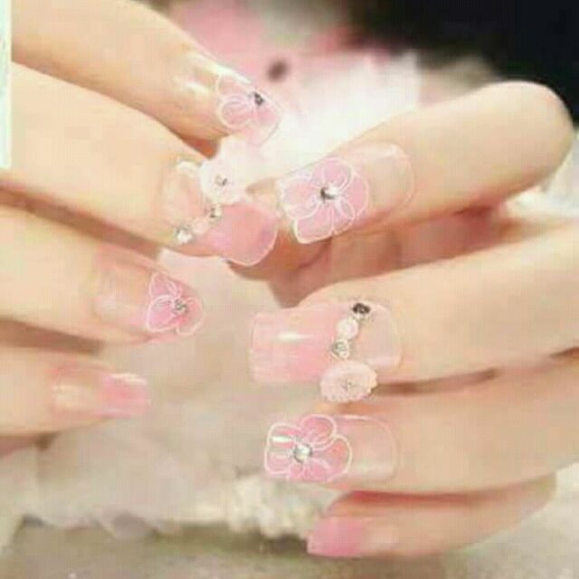 Móng tay giả đính đá