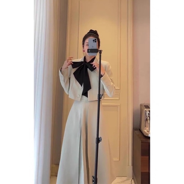 Set áo sơ mi nơ đen kèm chân váy và áo khoác vest croptop