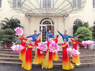Áo dài sao mai vàng
