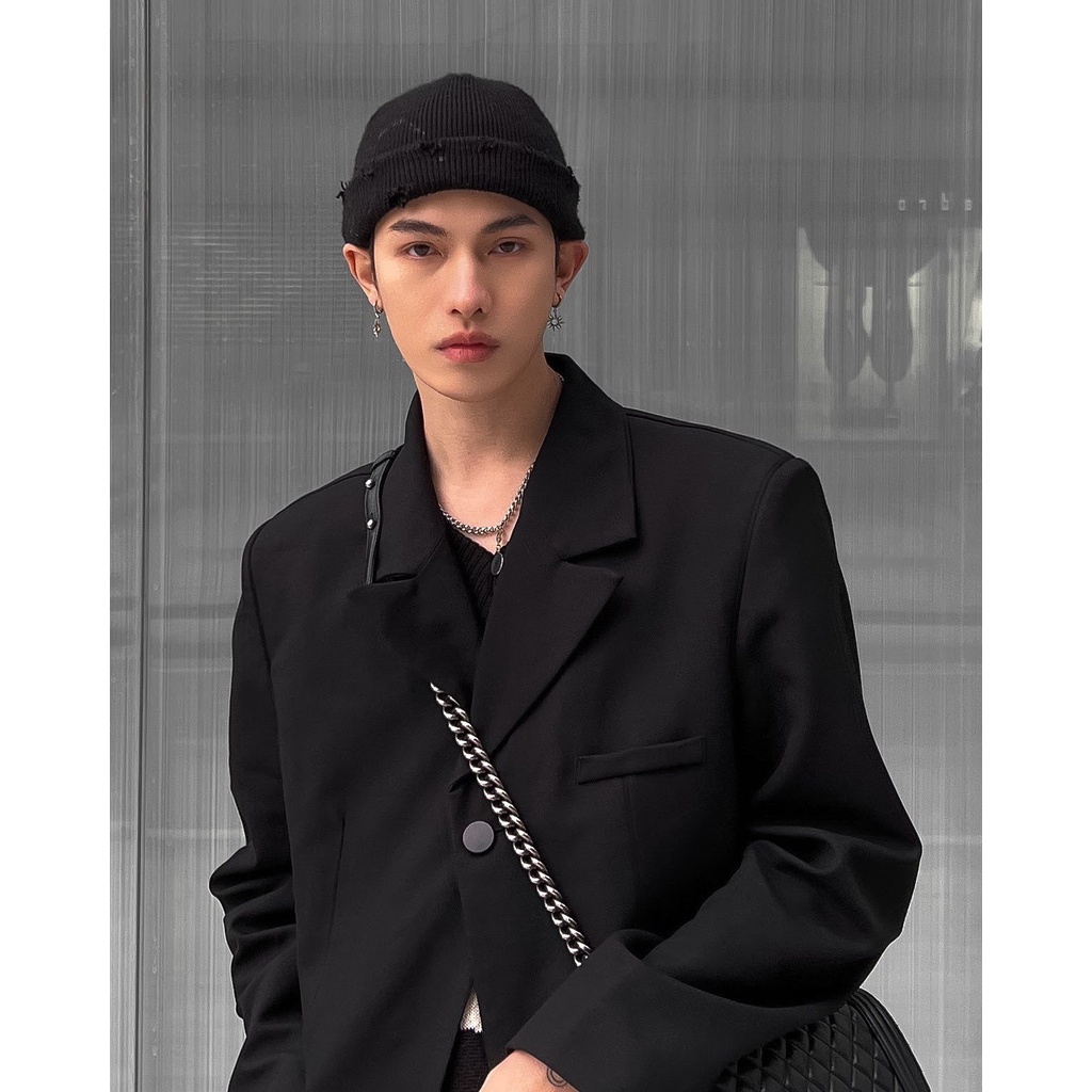 Áo vest đen nút kim loại