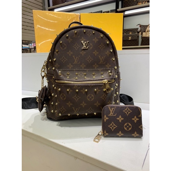 BALO  đinh da đẹp,mua 1 được 3 bao gồm charm chó,ví nhỏ, balo Lv, full box đầy đủ