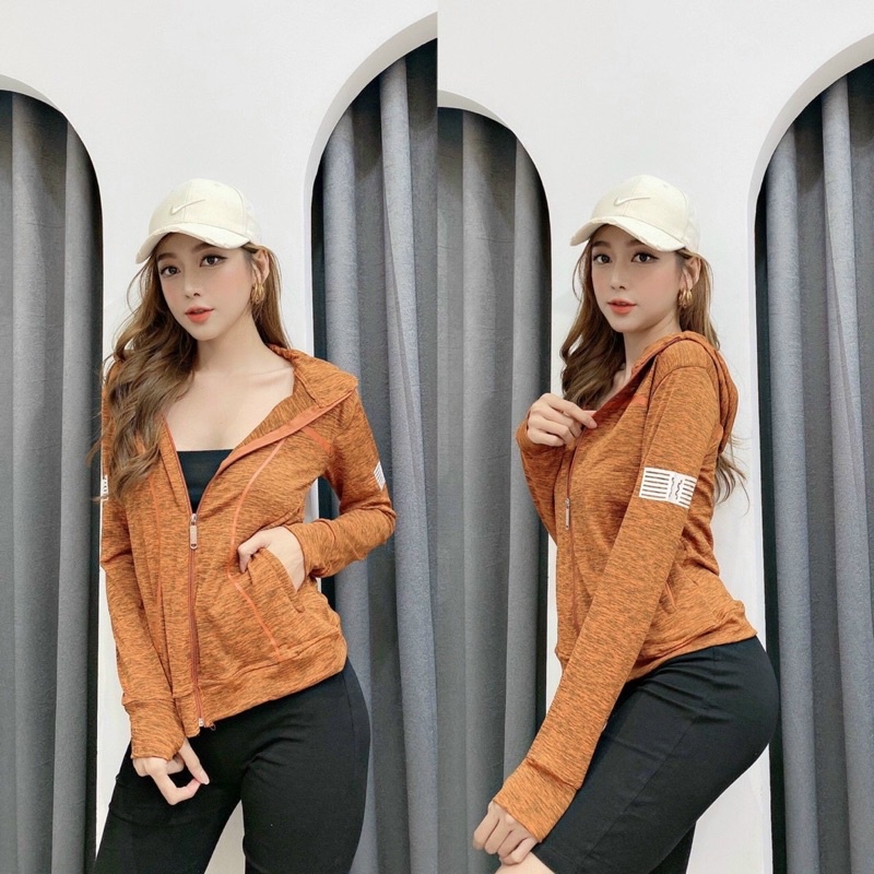 ÁO KHOÁC ĐỐM ÉP VIỀN TAY LÔGÔ KIỂU CỔ CAO