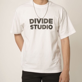 ÁO THUN NAM NỮ ĐEN TRẮNG IN CHỮ DIVIDE STUDIO TRẺ TRUNG THỜI TRANG HÀN QUỐC ATDV2022