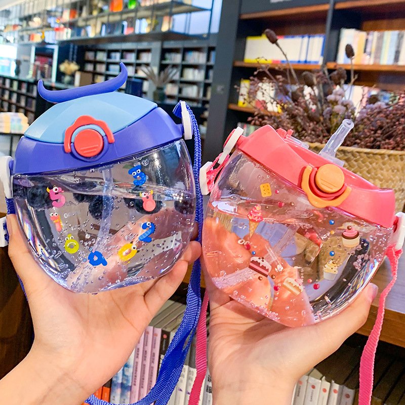 Bình Nước Nhựa . Bình Nước Em Bé Có Dây Đeo Kiểu Dáng Và Màu Sắc Tươi Tắn Dung Tích 400ML