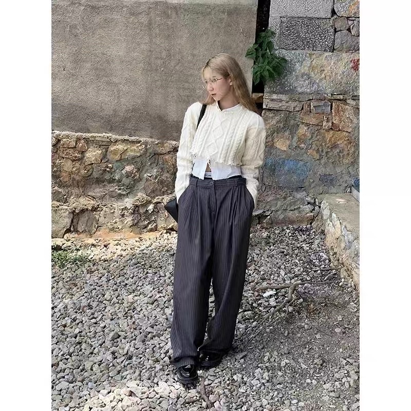 Áo len croptop Jennie Black Pink