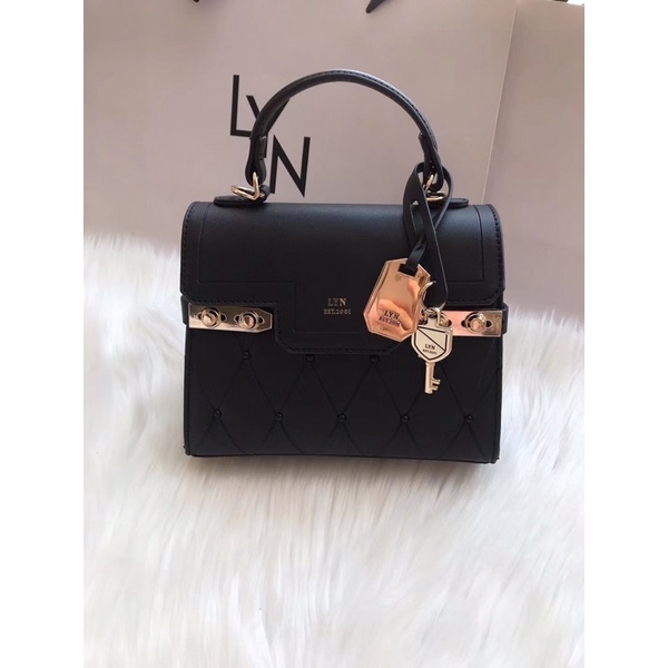 Túi L.Y.N quai cầm ô trám sz21cm