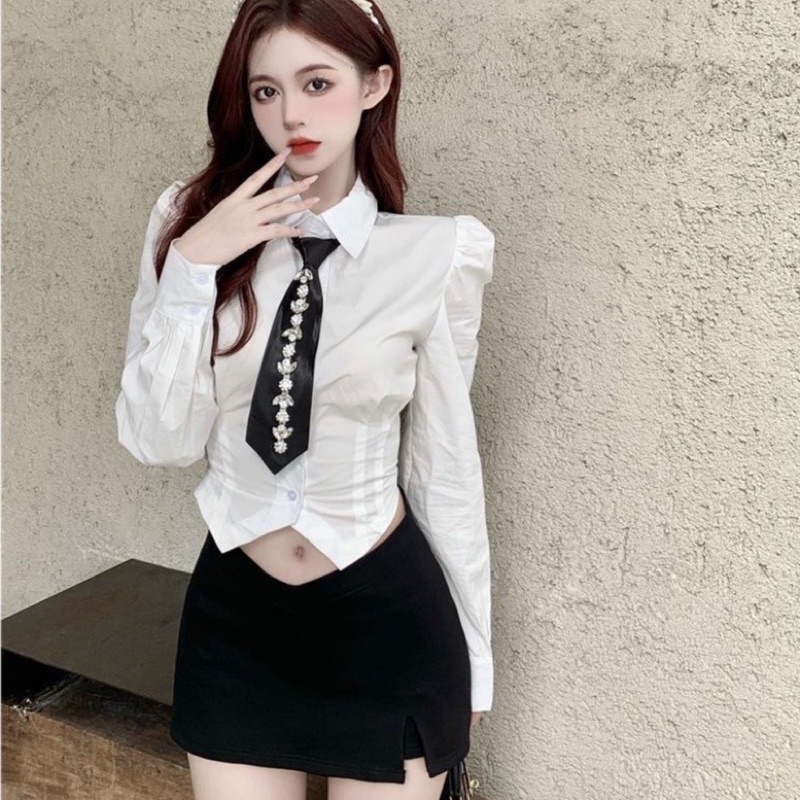 Áo sơ mi trắng kèm cavat đính đá