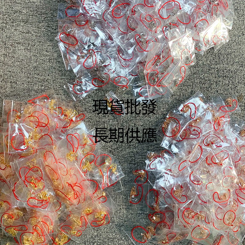 Vòng tay may mắn màu đỏ đính kim cương thiết kế đơn giản