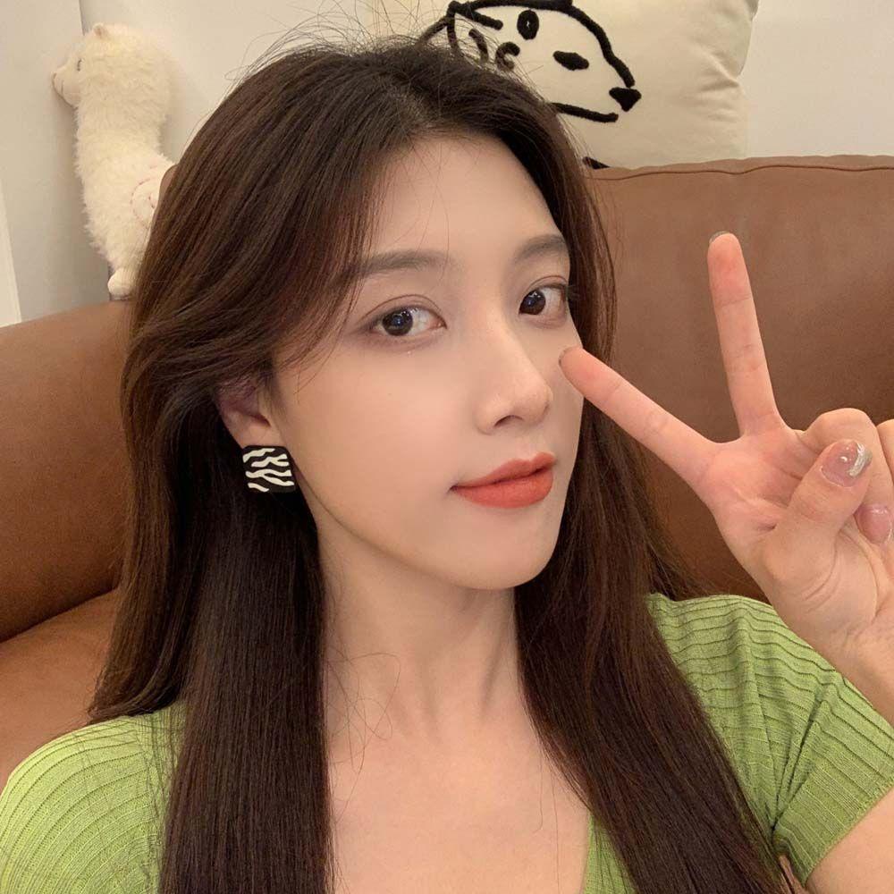 Bông Tai Hình Vuông Họa Tiết Kẻ Sọc Trắng Đen Thời Trang