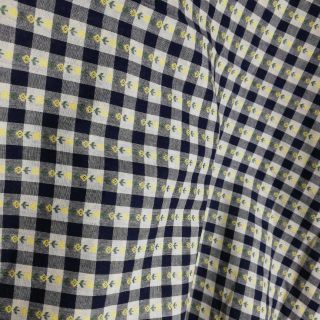 Thô cotton caro trắng đen dệt nổi hoa nhí màu vàng. Khổ 1m50cm, chất vải thoáng mát năng động , thiết kế mẫu linh hoạt..