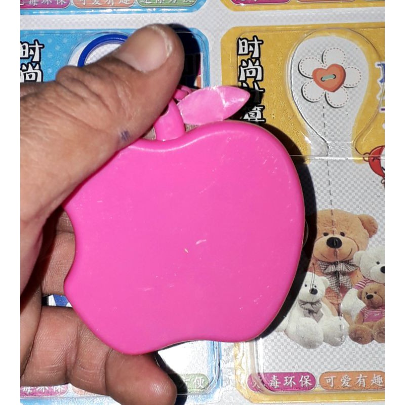 Một chiếc móc khóa kèm máy tính mini siêu dễ thương có nhiều hình dạng và màu sắc có sẵn pin