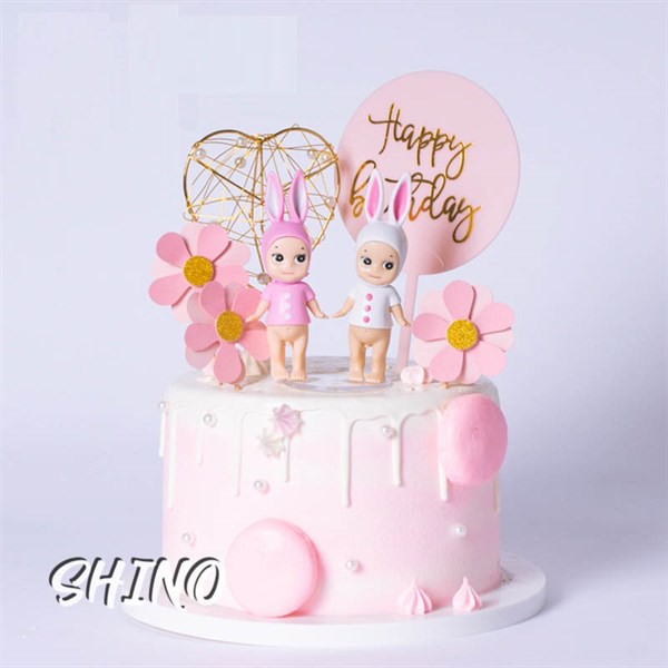 Em bé tai thỏ trắng