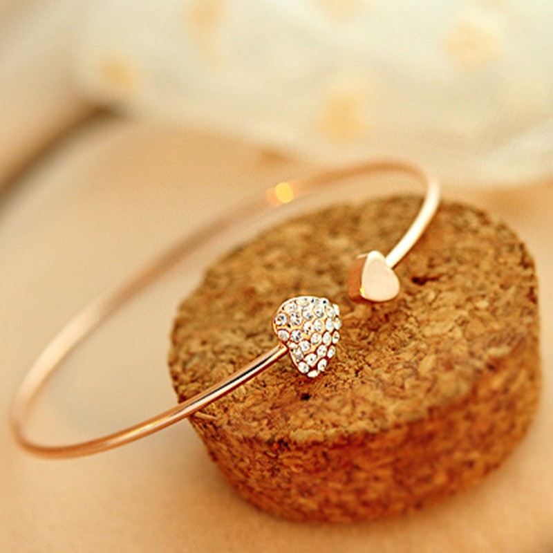 Nhập WAFACB01 giảm 10K_ Vòng tay hở mạ vàng đính đá hình trái tim | BigBuy360 - bigbuy360.vn