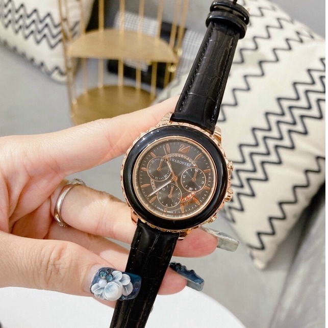 Đồng hồ nữ SWarovski thiên nga ,dây da cao cấp ,màu đen ,mặt tròn chạy full kim