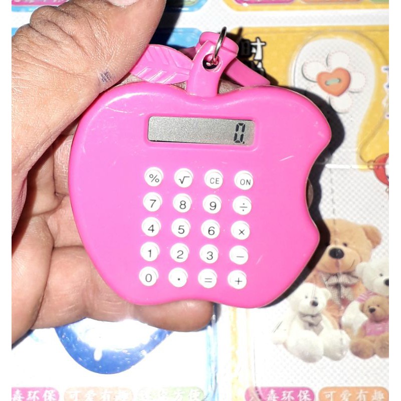 Một chiếc móc khóa kèm máy tính mini siêu dễ thương có nhiều hình dạng và màu sắc có sẵn pin