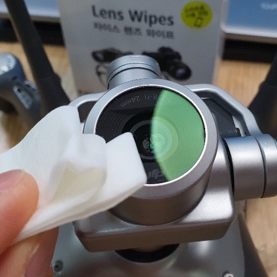 Khăn lau vệ sinh lens camera, mắt kính, màn hình điện thoại, máy tính ZEISS Lens Wipes hộp 100 miếng