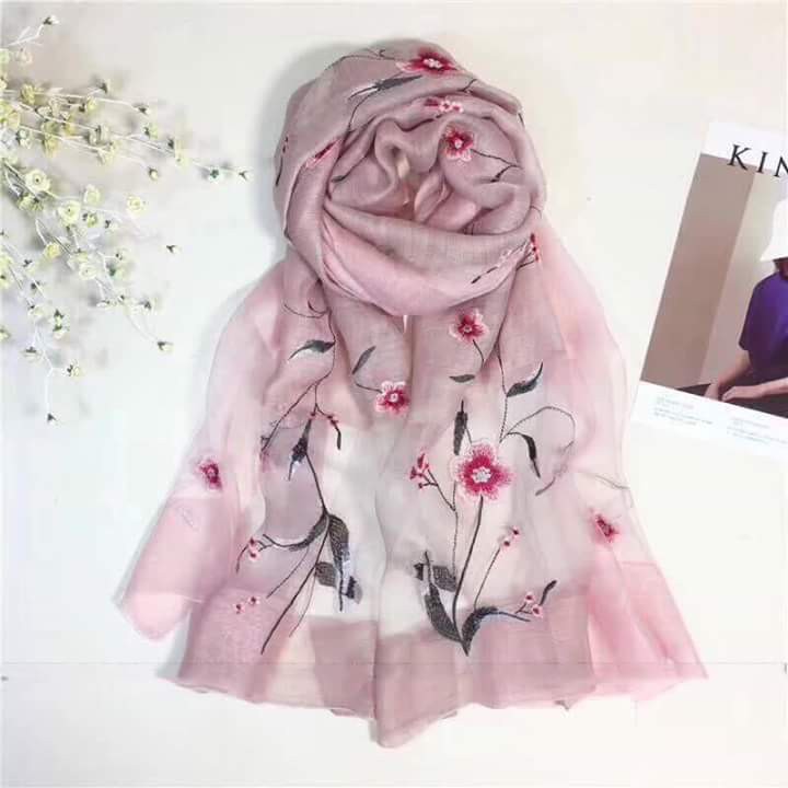 Set Khăn lụa hồng phối voan thêu hoa đào