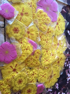Hoa mai xốp trang trí