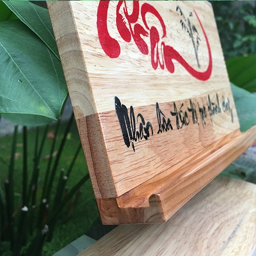 Giá đỡ điện thoại, Ipad, máy tính bảng bằng gỗ viết chữ thư pháp | BigBuy360 - bigbuy360.vn