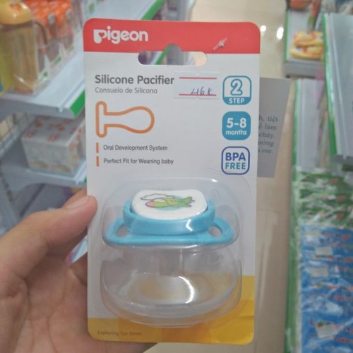 [Mã FMCGMALL - 8% đơn 250K] Ty ngậm Silicone Pigeon Bước 2 hình sâu bướm, hoa tía, voi, máy bay (5 - 8 tháng)