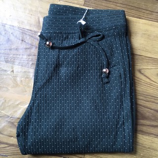 Quần lửng  chấm bi (77cm sizee 40-65kg)
