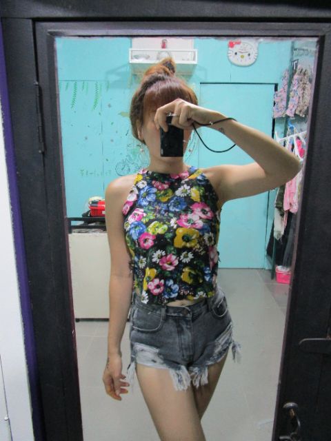 Áo croptop hoa cổ yếm