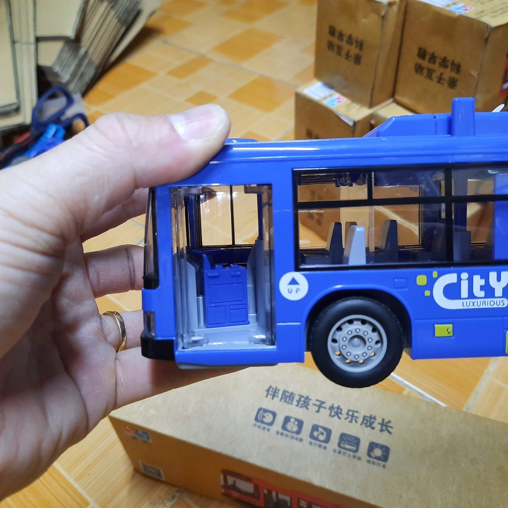 Mô hình xe ô tô buýt cỡ lớn bằng nhựa đồ chơi trẻ em xe có âm thanh và đèn mở được cửa
