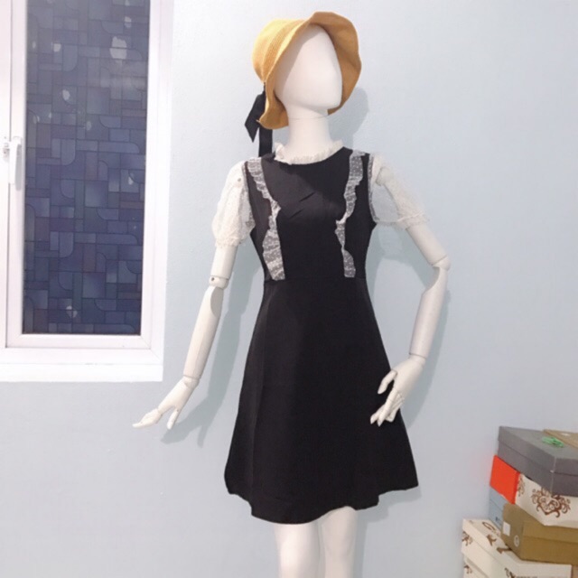 Váy thiết kế ren cao cấp.