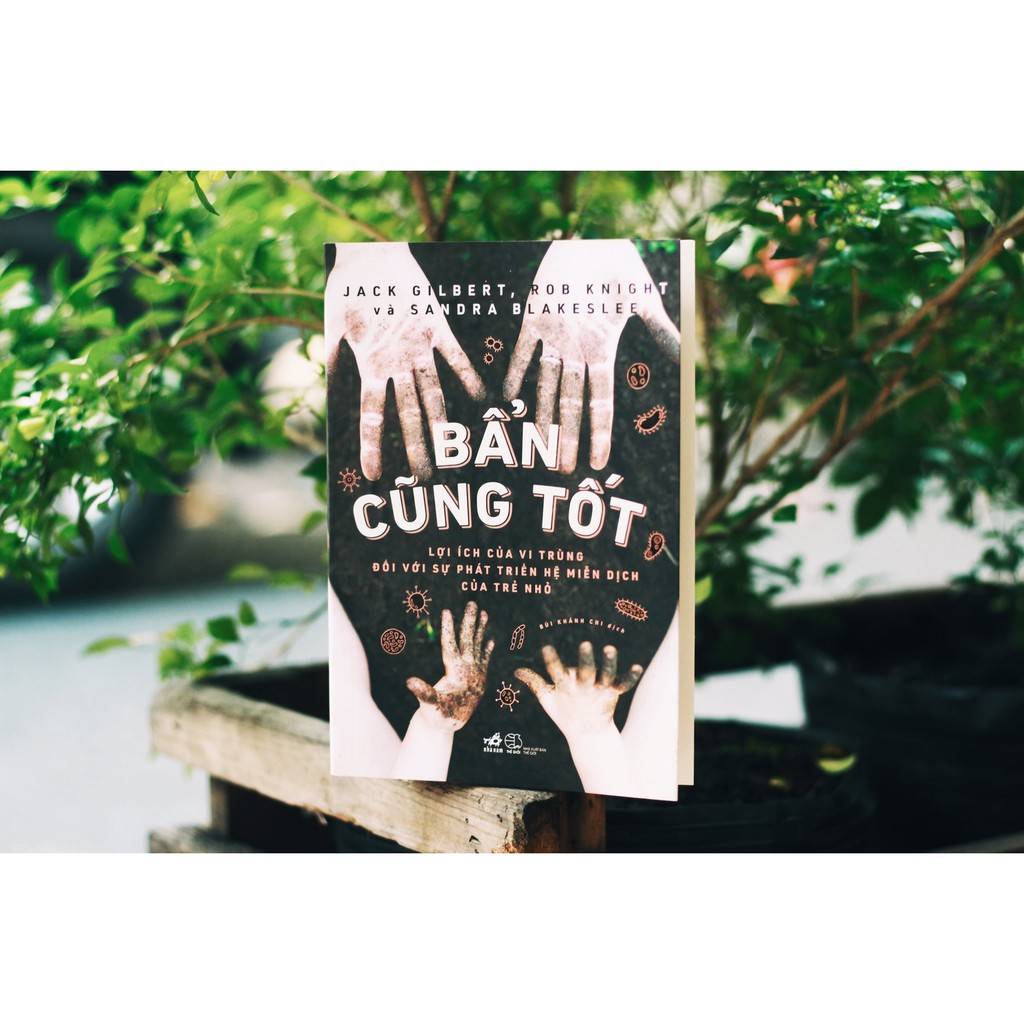 Sách Nhã Nam - Bẩn cũng tốt - Lợi ích của vi trùng đối với sự phát triển hệ miễn dịch của trẻ nhỏ