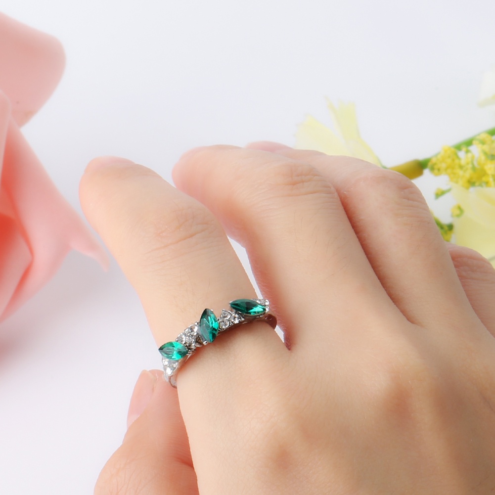 Nhẫn Hình Trái Tim Đính Đá Ngọc Lục Bảo