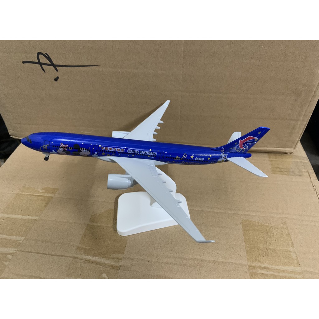 Mô hình máy bay Mitch 20cm có bánh xe(Mô hình máy bay+ đế trưng bày)