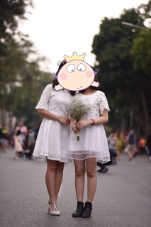 Váy ren trắng tay xoè