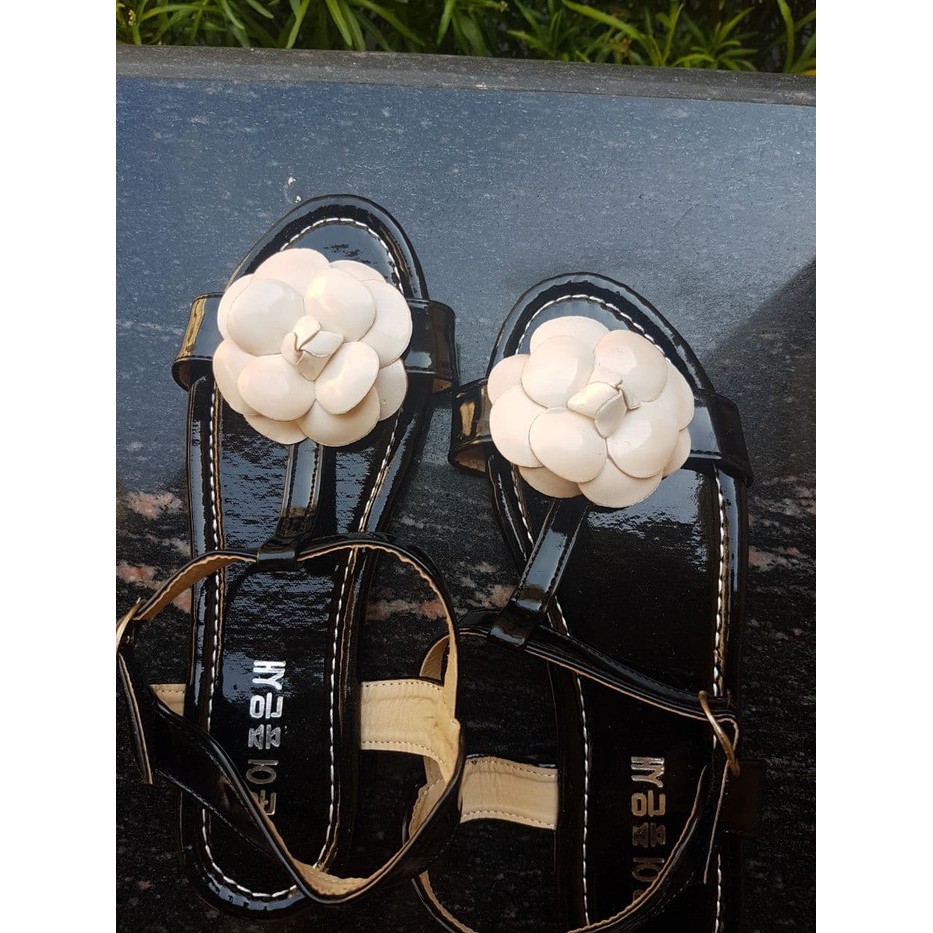 Giày Sandal Gucci Màu Đen Đính Hoa Xinh Xắn Cho Bé Gái