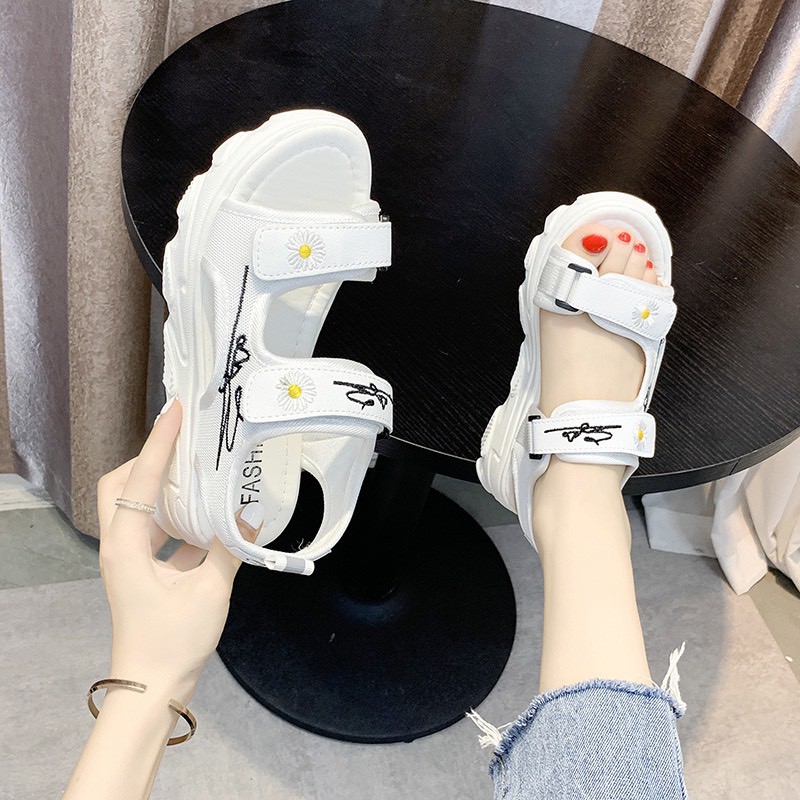 (2 MÀU) Sandal nữ thời trang Ulzang đế cao kiểu dáng cao cấp 2 quai ngang hoa cúc 2 màu nữ tính nhẹ nhàng