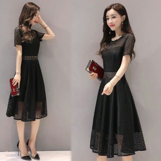 Đầm đen xòe ren lưới vuông cách điệu