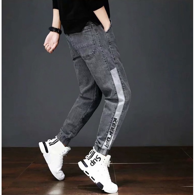 Quần Bò Jogger nam màu xám lông chuột chữ in bó gấu lưng chun 7027x pon.mens
