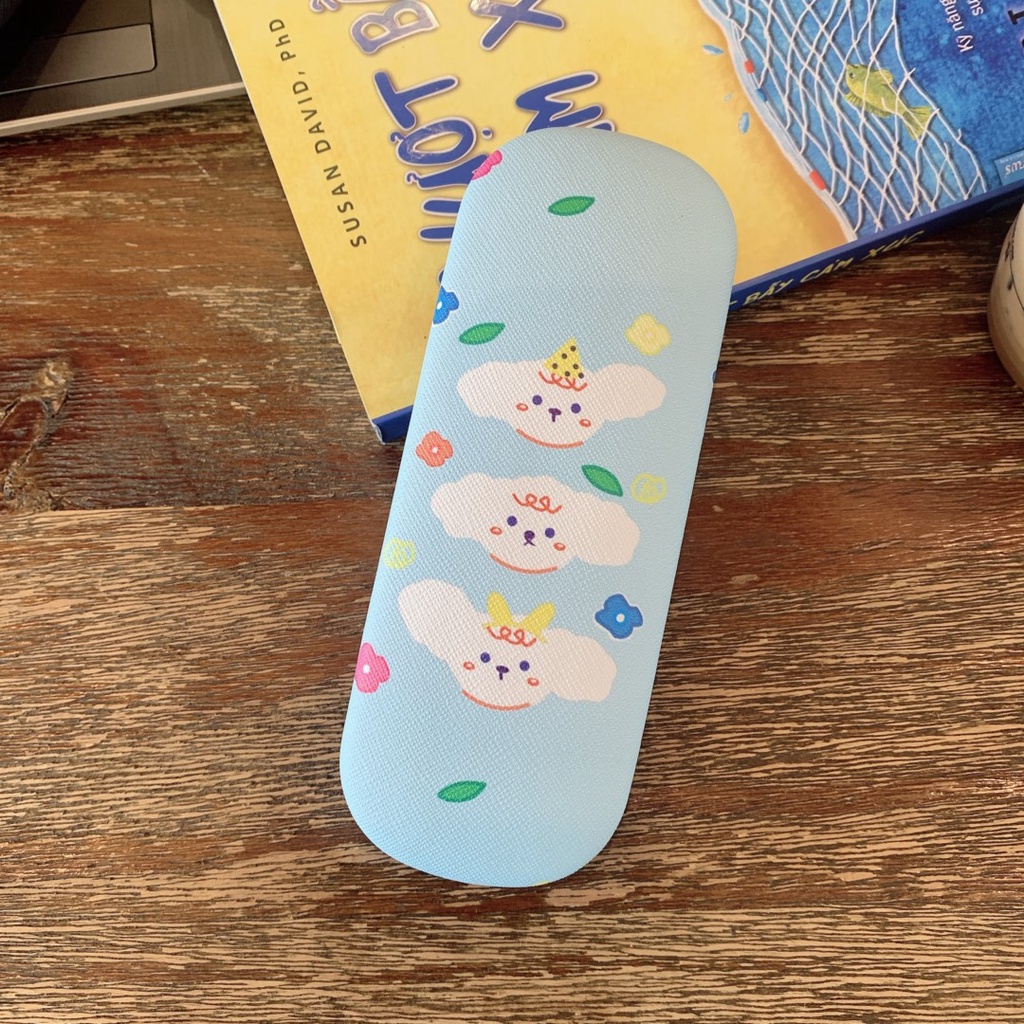 Hộp đựng kính cận màu pastel hình dễ thương. Ảnh thật