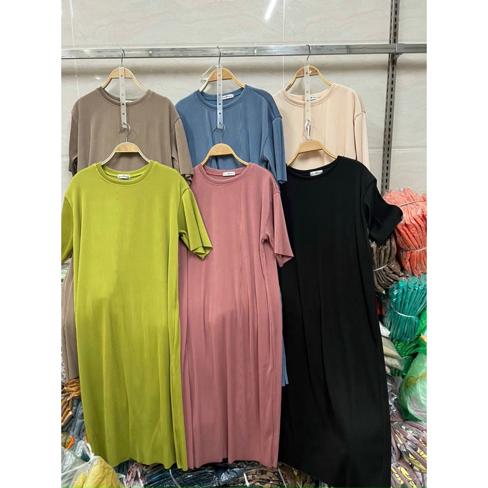 Váy xuông cổ tròn xếp ly màu sắc trẻ trung