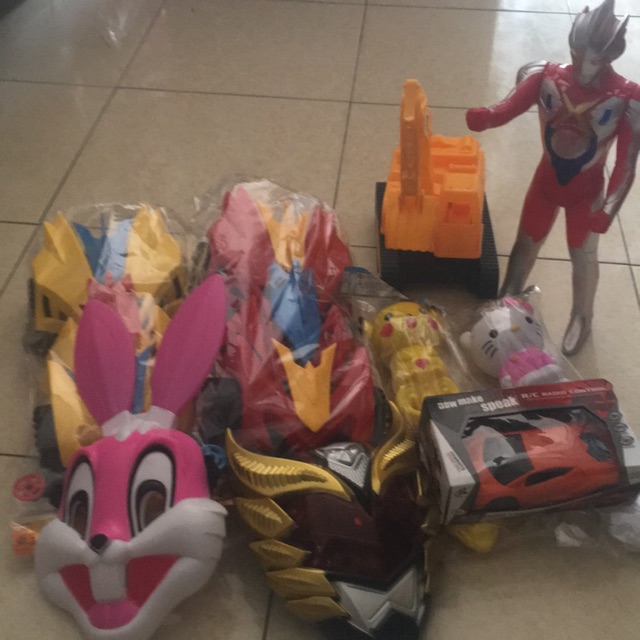 Combo 9 sp đồ chơi trẻ em: mặt nạ siêu nhân& thỏ, siêu nhân, xe cẩu, đèn cầm tay pikachu&kitty, siêu xe vàng& đỏ, xe dk