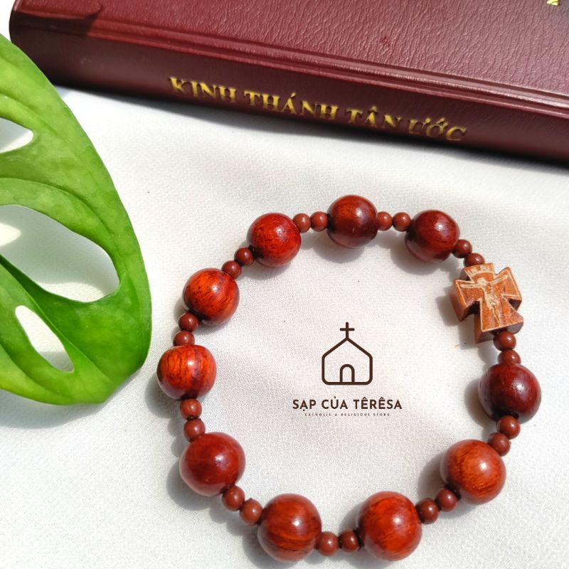 Chuỗi vòng tay 10 hạt gỗ tự nhiên, mặt khắc tinh xảo hình Thánh Giá gỗ - Sạp của Teresa Catholic