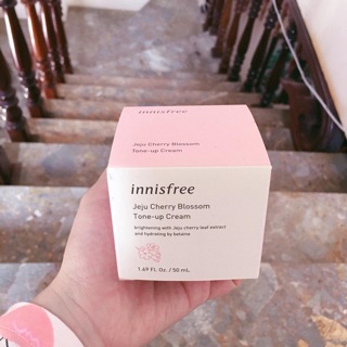 Kem dưỡng innisfree hoa anh đào🌸🌸