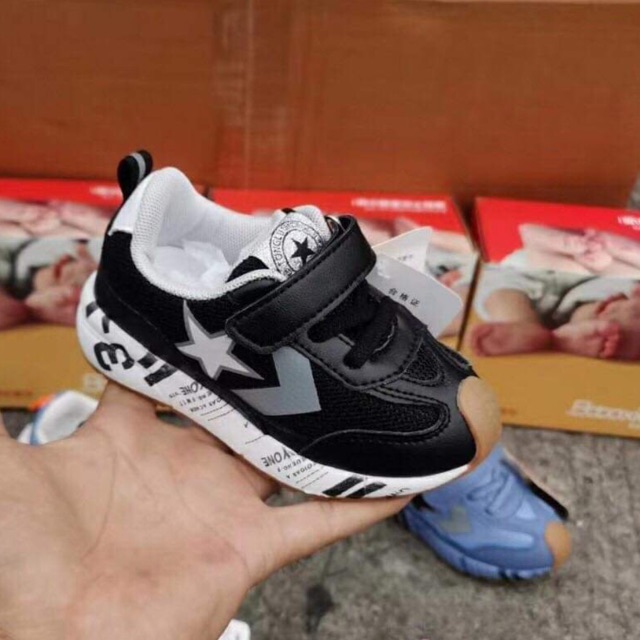 Giầy sneaker cho bé