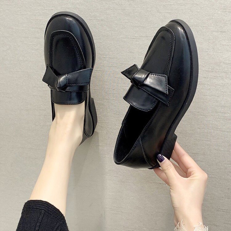 BEESHOES - GIÀY MOKA NỮ MŨI TRÒN HỌA TIẾT NƠ - GIÀY MOKA NỮ MŨI TRÒN ĐẾ VUÔNG CAO 2 PHÂN SẴN MÀU ĐEN 201127