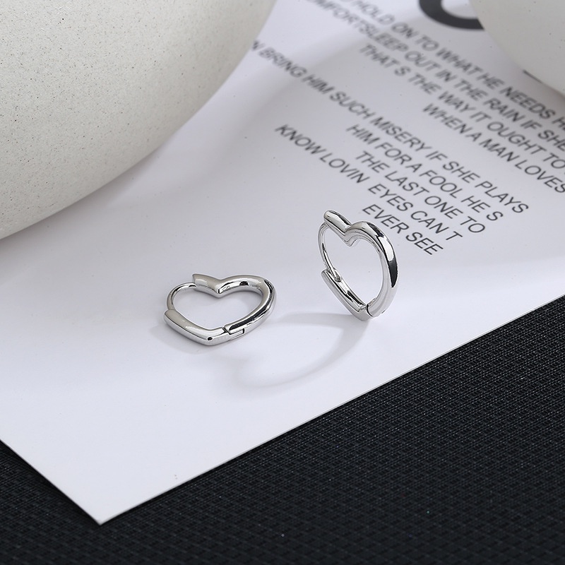 Khuyên tai trái tim mạ bạc xinh xắn