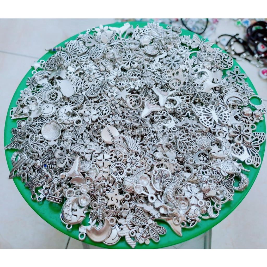 Charm xỏ - charm treo lộn xộn mẫu 100 gram = 45k / 1 gói  liên hệ Homi Handmade Shopee