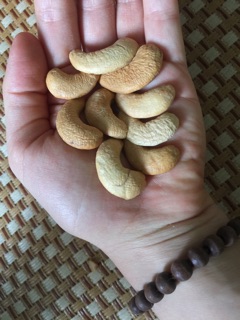 Hạt điều vỡ sạch vỏ rang muối Bình Phước (hộp 500gr)